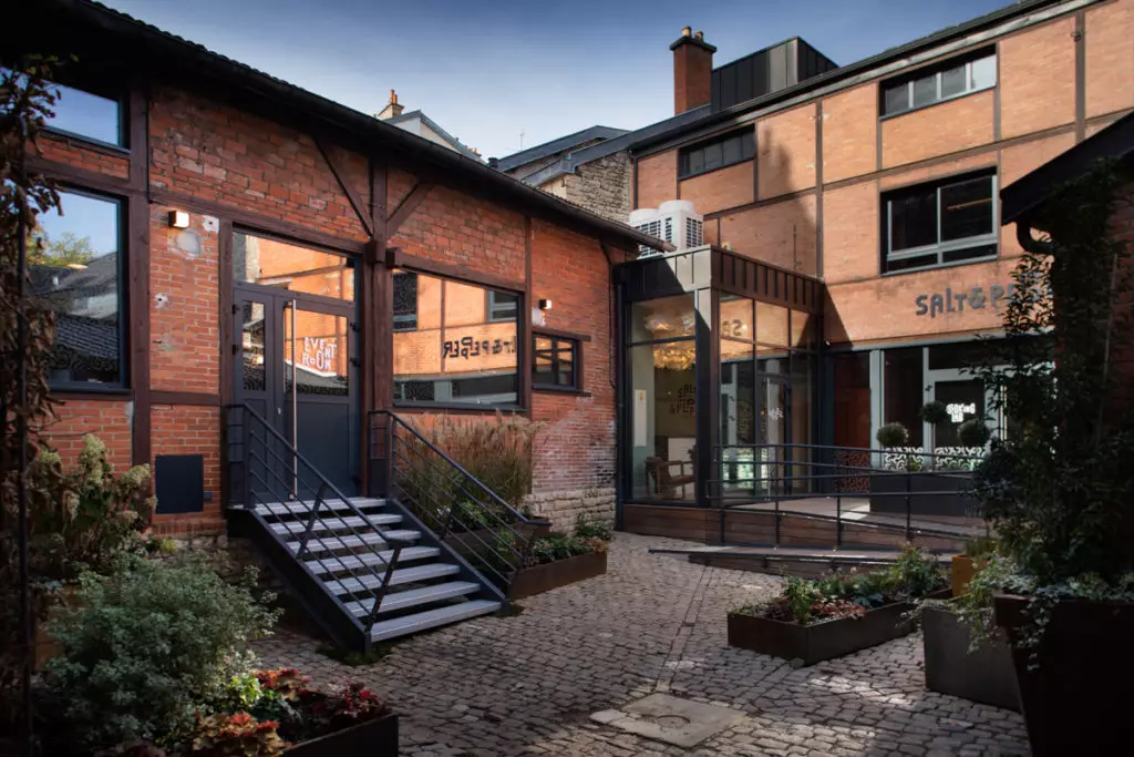 La cour de Salt & Pepper dressée pour un vin d’honneur