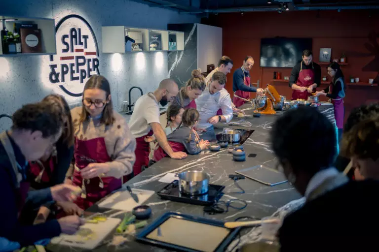 Team building gastronomique : ce qui se passe vraiment pendant les quatre heures