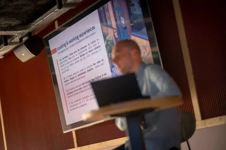 Séminaire de 50 à 80 personnes : répartir le groupe sur plusieurs salles