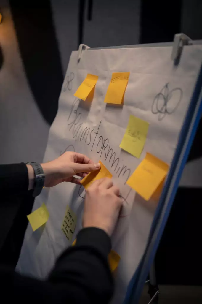 Post-it jaune sur paperboard Brainstorming, idées manuscrites pour atelier culinaire ou événement d'entreprise Dijon.