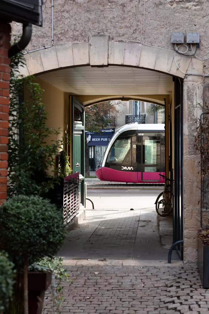 Le tram passe devant l'enseigne de Salt & Pepper, boulevard de la Trémouille à Dijon