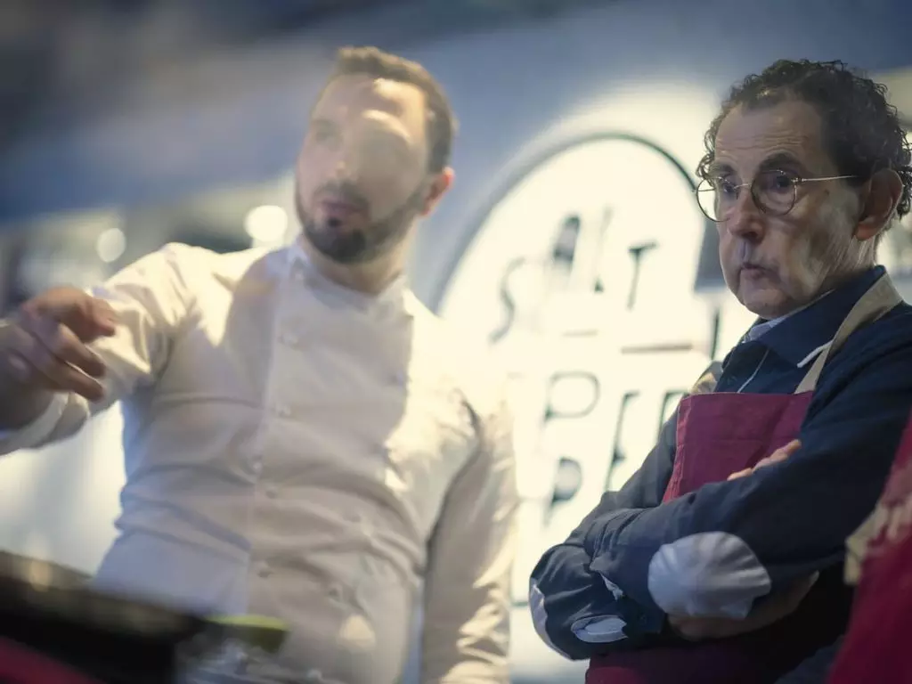 Le chef et un participant en pleine explication