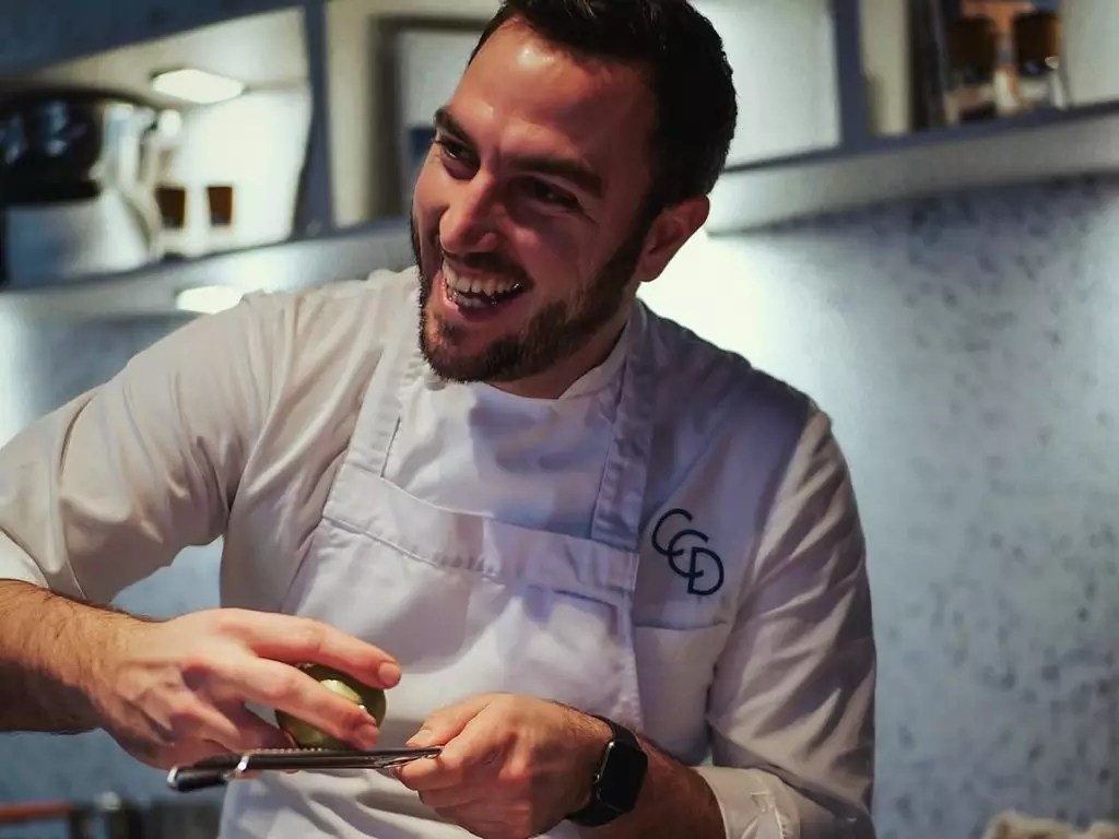 Le chef pâtissier zeste un citron vert sur ses tartes