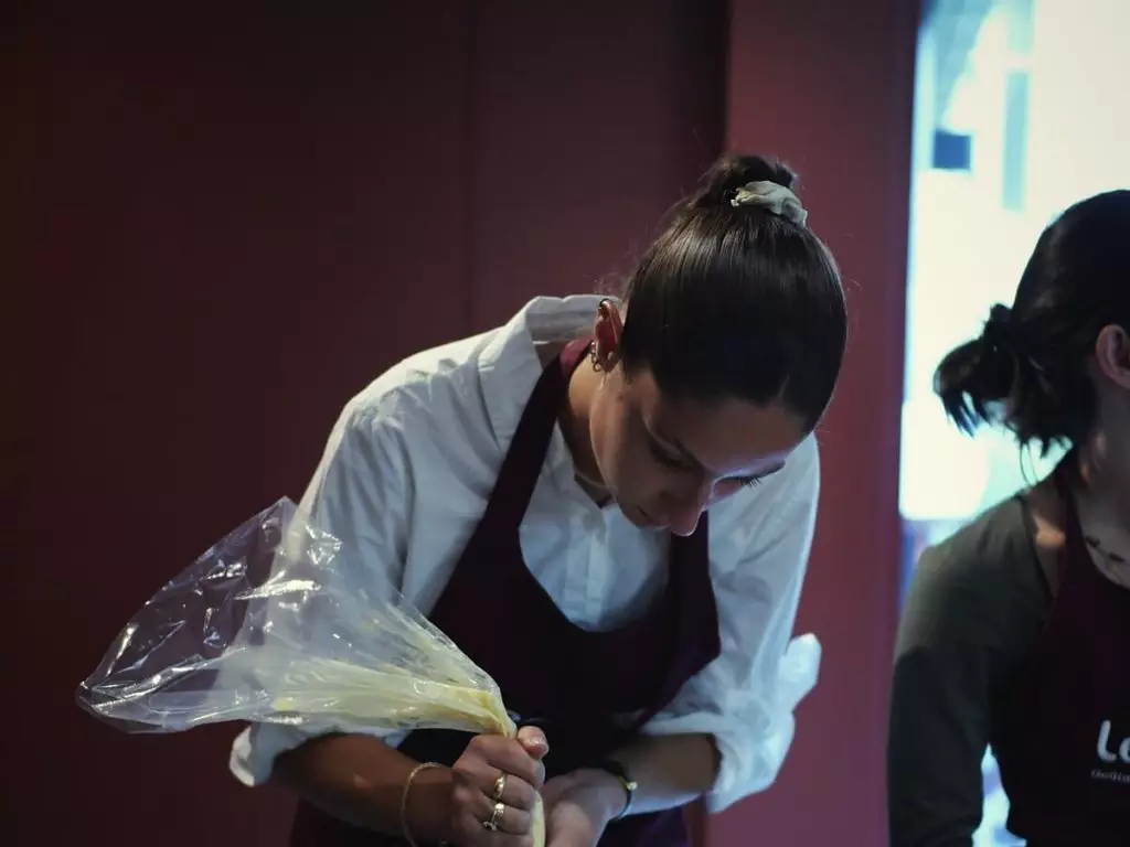 La cheffe poche une pâtisserie