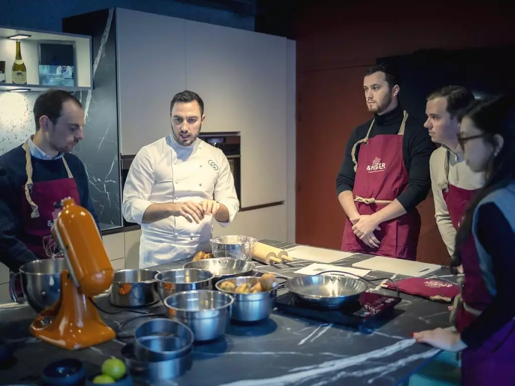 Le chef explique la recette aux participants