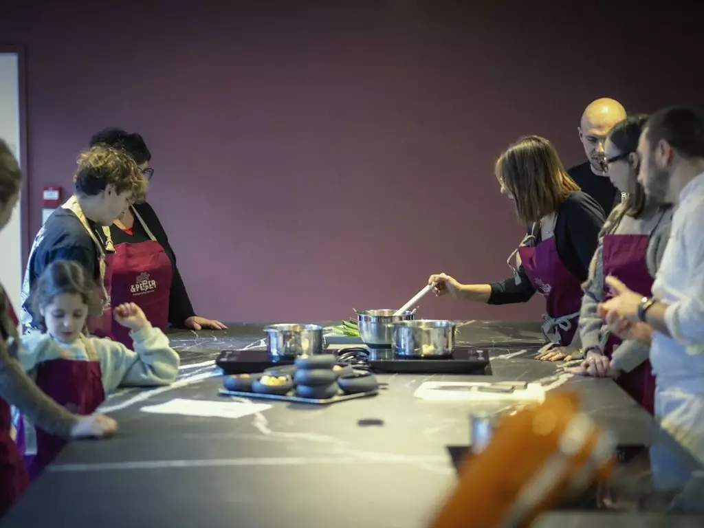 Participants autour du plan de travail du Cooking Lab