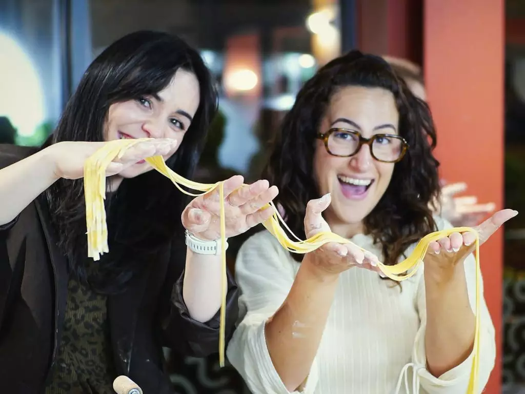 Deux amies brandissent leurs tagliatelles fraîches