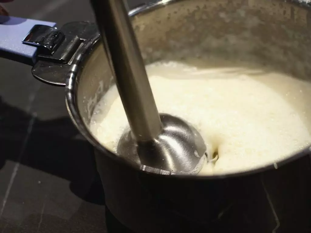Crème montée au mixeur plongeant