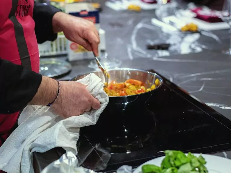 Traiteur livré ou lieu qui cuisine sur place : ce que ça change vraiment le jour J