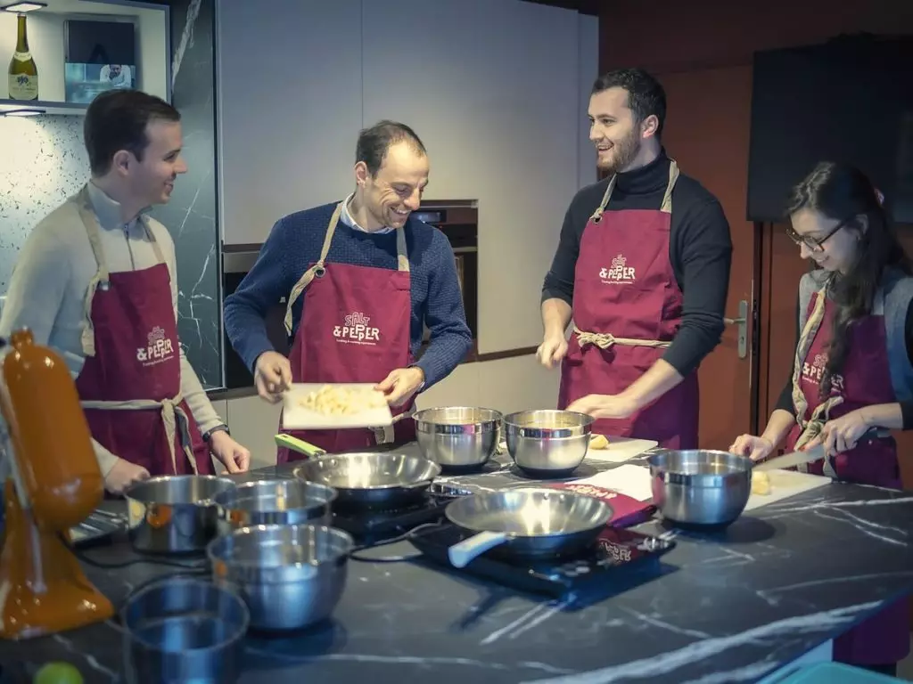 Participants en binôme en cuisine