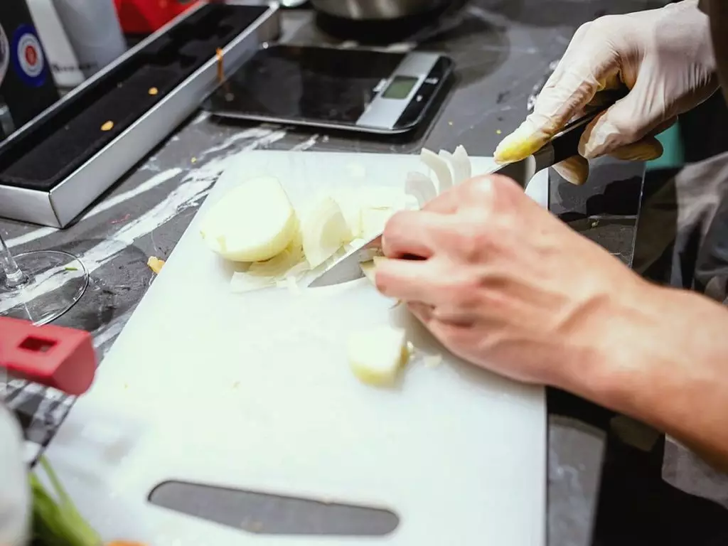Oignons ciselés au couteau