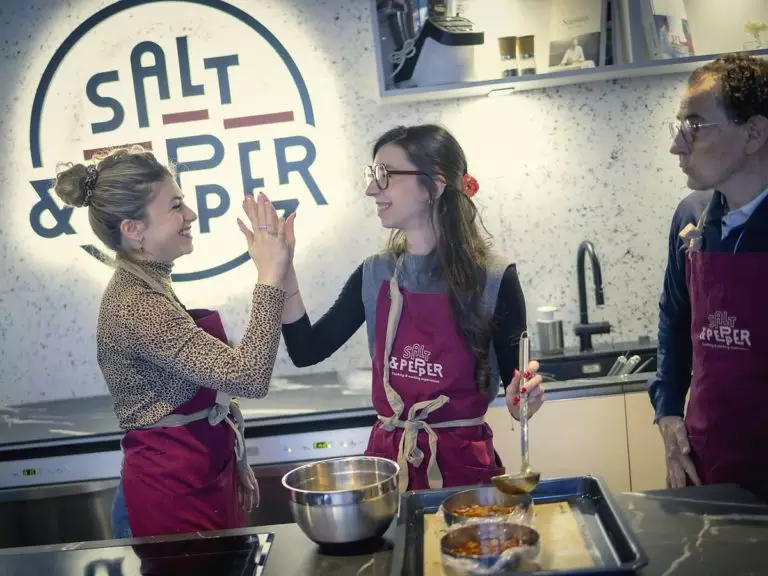 Quoi offrir à quelqu’un qui aime cuisiner : ce qui sert vraiment, et ce qui finit au placard
