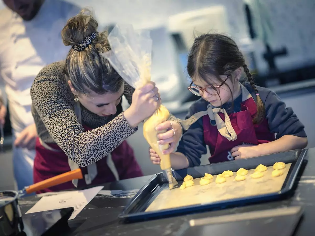 Une maman et sa fille pochent des choux en cours de cuisine à Dijon