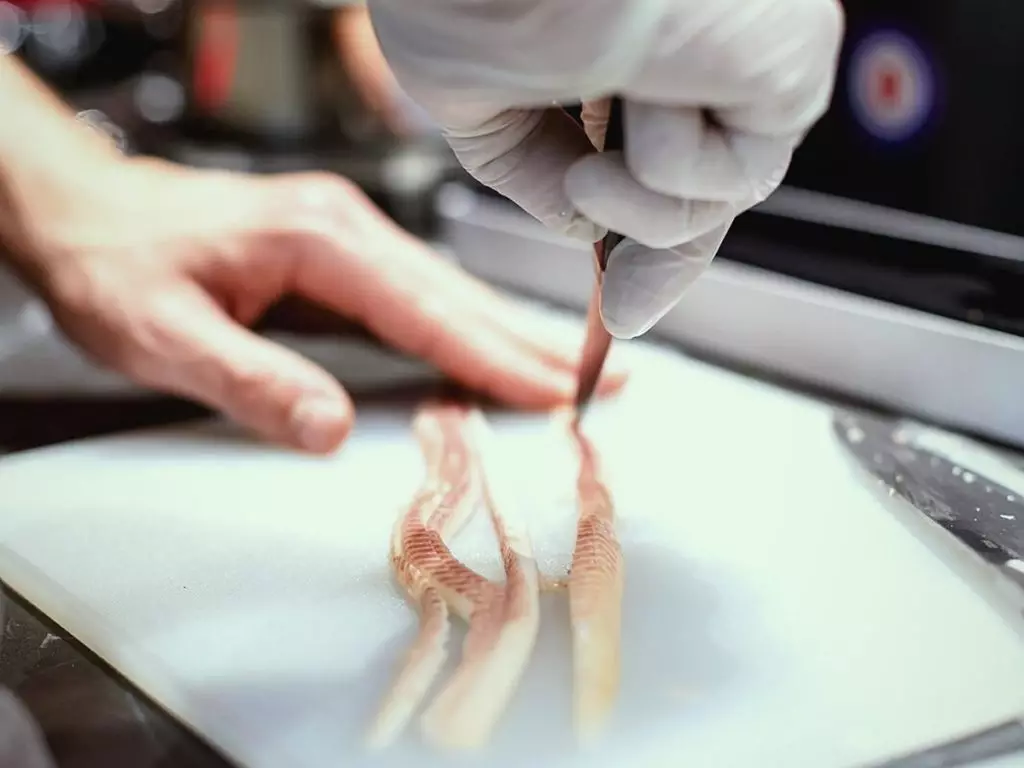Filet de poisson levé au couteau