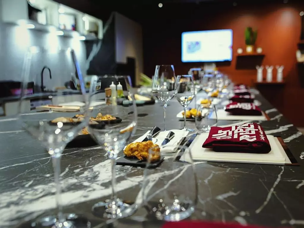 Poste de travail dressé, verres de vin et tablier