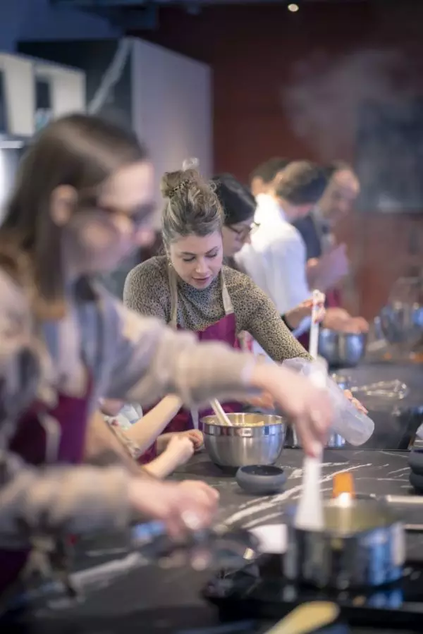 Participants pendant un cours de cuisine