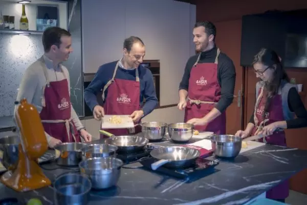 Deux participants en binôme en cuisine